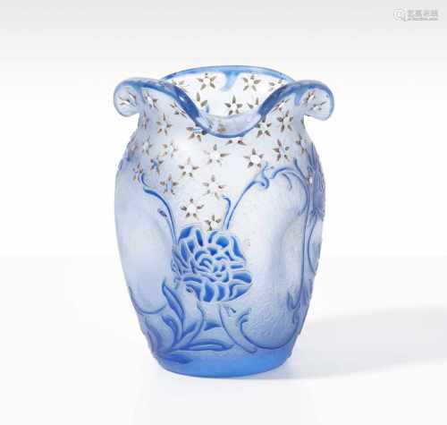 Daum FrèresNancy, um 1890–1895. Vase. Farbloses Glas, reliefiert geätzter, floraler Dekor mit