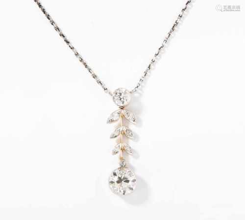 Diamant-CollierUm 1910. 950 Platin/750 Gelbgold. Floral mit Millegrain-Verzierung. 1 Altschliff-