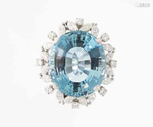 Aquamarin-Diamant-Ring950 Platin. 1 oval fac. Aquamarin ca. 15 ct, umgeben von 32 Brillanten und