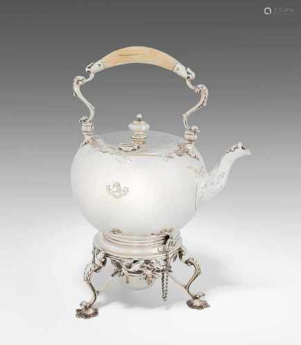 Teekanne mit RechaudLondon, 1844. Silber. Meistermarke William Moulson. Kugelige Form auf rundem