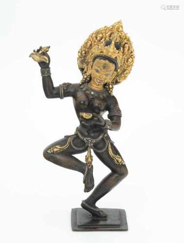 Dakini-FigurNepal. Bronze, tlw. feuer- und kaltvergoldet. Dakini, tanzend auf ihrem linken Bein,