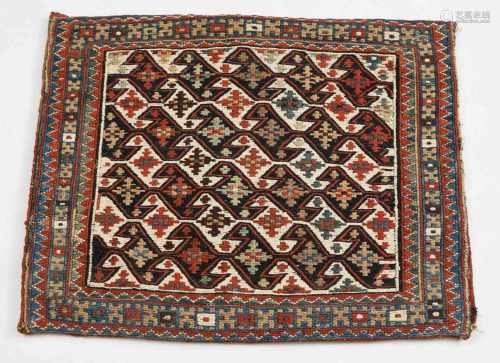 Shahsavan-TascheNW-Persien, um 1910. Nadelarbeit auf Flachgewebe mit Streifen-Dekor. Das weisse