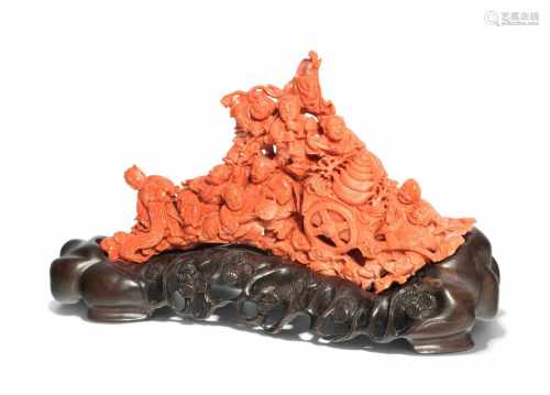 KorallenskulpturChina, 20.Jh. Lachsrote Koralle. Fröhliche Szene eines Umzugs mit lachenden