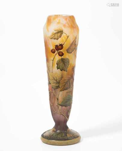 Daum FrèresNancy, um 1910. Vase. Farbloses Glas mit gelben und hellroten Pulvereinschlüssen,