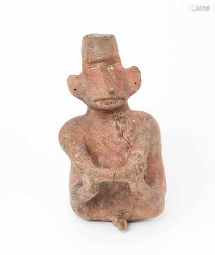 FigurengefässVermutlich Huaxtekisch, 150 v. C.–150 n. C. Rötlicher Ton. Sitzende männliche Figur,