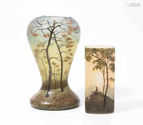 LegrasSt. Denis, um 1900. 2 Vasen. Farbloses Glas mit Pulvereinschmelzungen, reliefiert geätzter