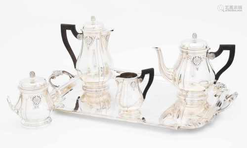 Kaffee-/TeeserviceParis, 1889–93. Silber, 5-teilig. Meistermarke Louis Coignet. Rundform über