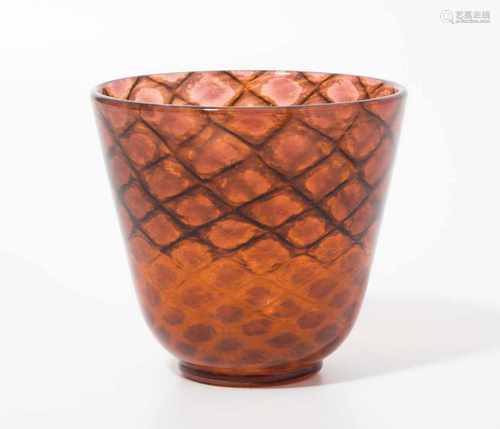 Daum FrèresNancy, um 1920–1930. Vase. Farbloses Glas mit violetten und orangen