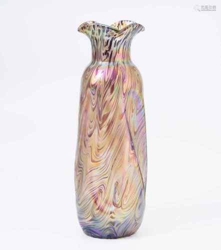 BöhmenUm 1900. Wohl Wilhelm Kralik Sohn. Vase. Farbloses Glas mit silbergelben und violetten