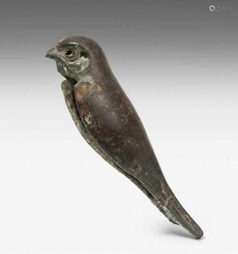 Halbfigur eines FalkenÄgypten, Spätzeit, um 600 v. C. Bronze, Hohlguss. Vorderer Teil nicht mehr