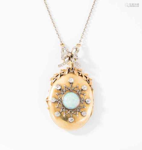 Opal-Diamant-Médaillon mit KetteUm 1900. Gelb-Roségold/Platin. Ovales Médaillon zum Öffnen, mit Opal