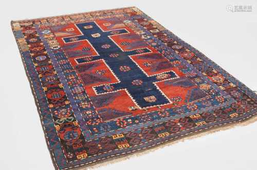 KazakS-Kaukasus, um 1910. Armenischer Teppich. Im ziegelroten Mittelfeld ruht ein nachtblaues,
