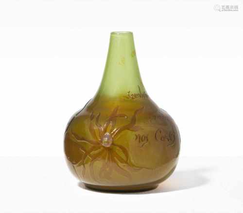 Emile Gallé Nancy, um 1900. Vase. Farbloses Glas, mit hellgrünen und hellbraunen