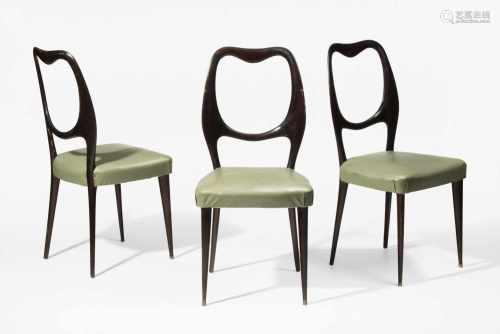 6 StühleItalien, 1950er Jahre. Im Stil von Vittorio Dassi. Holz, dunkelbraune Fassung,