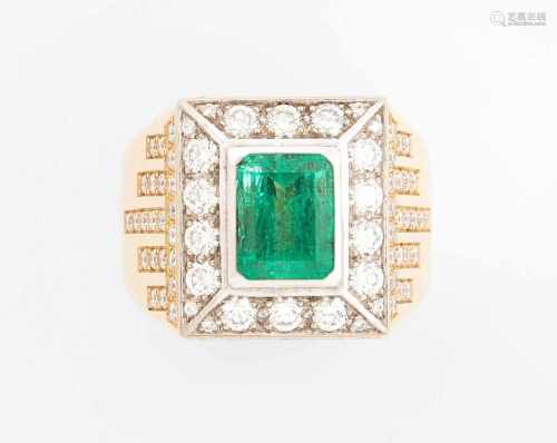 Smaragd-Brillant-Ring750 Gelb- und Weissgold. Massiver Schulterring mit 1 Smaragd im