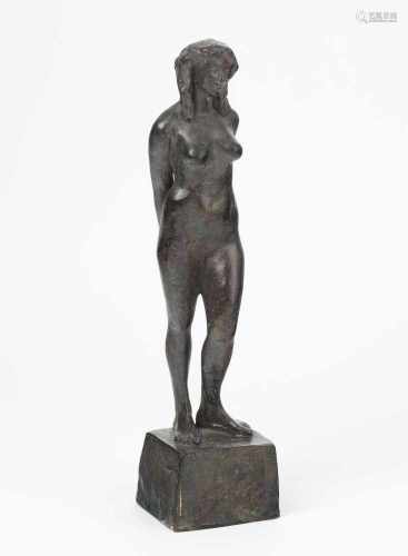 Brem, Rolf(Luzern 1926–2014 Luzern)Stehender, weiblicher Akt. Bronze. 3/7. Verso auf dem Sockel