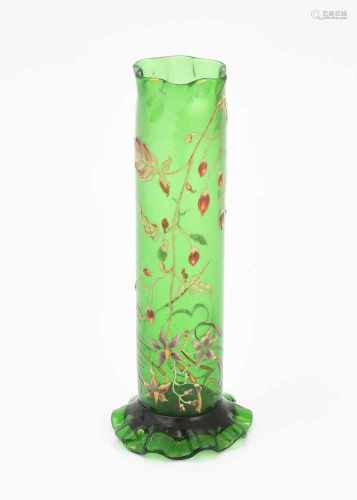 Emile GalléNancy, um 1895. Vase. Grünes Glas, emaillierter Dekor mit Solanum-Zweig. Bezeichnet: