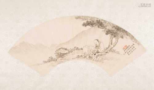 FächermalereiChina, 20. Jh. Tusche auf Papier. Gelehrter unter einer Kiefer sitzend. Signiert Yang