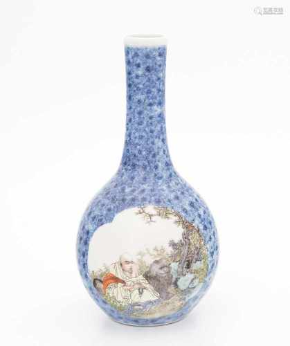 VaseChina, 20. Jh. Porzellan. Qianlong-Marke. Unterglasurblaue Flaschenvase, der Körper mit zwei