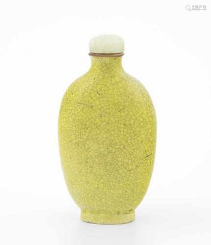 SnuffbottleChina. Porzellan. Craquelierte, gelb-grüne Glasur. Stopper aus Jade. H 8,8 cm. – Rand