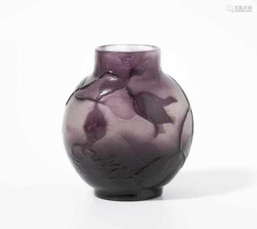 Emile GalléNancy, um 1895. Vase. Farbloses Glas mit milchigweissen Pulvereinschmelzungen, aussen
