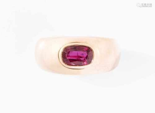 Rubin-Herrenring750 Roségold. Massiver, bombierter Herrenring mit 1 oval fac. Rubin ca. 1.50 ct (