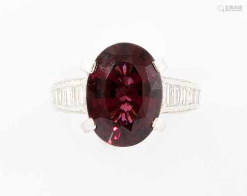 Granat-Diamant-Ring750 Weissgold. 1 ovaler Granat ca. 12 ct. Ringmontur und Schiene ausgefasst mit