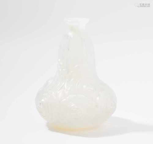 SabinoParis, um 1920–1930. Vase. Opalescentes Pressglas, geometrischer Dekor. Bezeichnet: Sabino