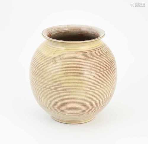 Benno Geiger(Schweiz 1903–1979)Vase. Keramik, beige Glasur. Bezeichnet: Künstlersignatur 