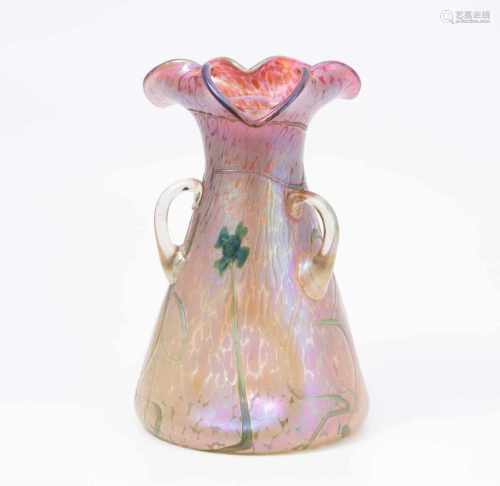 BöhmenUm 1900. Wohl Glasfabrik Elisabeth. Vase. Farbloses Glas, an der Mündung purpurfarben