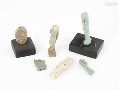 Fünf Fayence Amulette und ein SkaraboidÄgypten, Spätzeit, 664–332 v. C. Fayence, Türkisblau