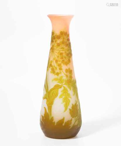 Emile GalléNancy. um 1904. Vase. Farbloses opakes Glas, innen partiell rosa, aussen hellgrün und