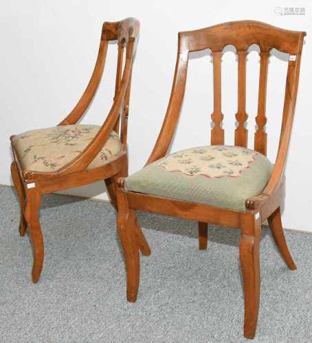 Ein Paar StühleBiedermeier ca. 1820. Nussbaum. Halbrundes Gestell auf säbelförmigen Beinen,