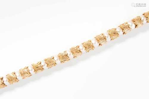 Kulturperlen-Gold-BraceletBucherer. 750 Gelbgold. Strukturierte Goldglieder alternierend