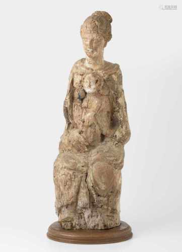 Maria mit KindSpanien, Barock. Holz geschnitzt, minimale Reste einer polychromen Fassung.