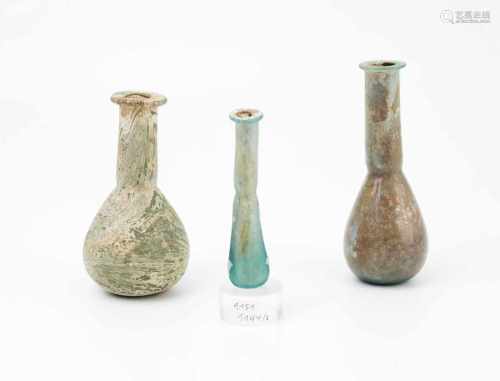 Lot: Drei FlaschenRömisch, 1./2. Jh. n. C. Leicht grünlich-blaues Glas. 3 birnenförmige Flaschen mit