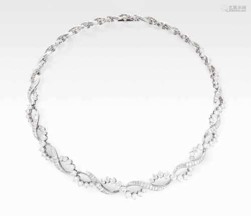 Diamant-Collier750 Weissgold. Elegantes Collier in Wellenform, ausgefasst mit 128 Brillanten ca.