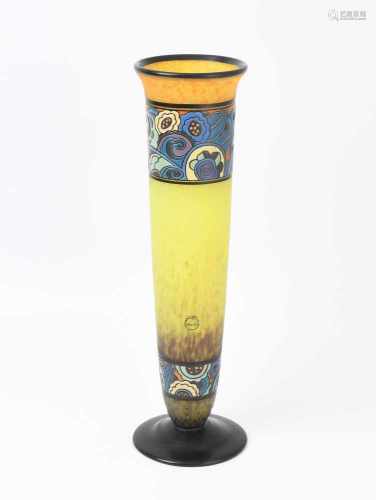 André DelatteNancy, um 1925. Vase. Farbloses Glas mit gelben, orangen und braunen