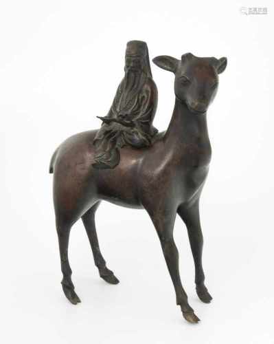 WeihrauchgefässChina, 19. Jh. Bronze. Zweiteilig. Räuchergefäss in Form von Shoulao, auf seinem