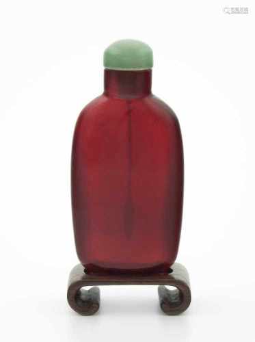 SnuffbottleChina. Rotes Glas. Hohe schmale Form. Stopper aus grünem Stein. H 8,5 cm.