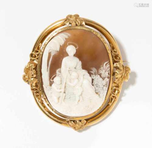 Muschelkamee-Brosche Um 1860. Gelbgold. Ovale Brosche mit Darstellung von Maria mit Jesuskind und
