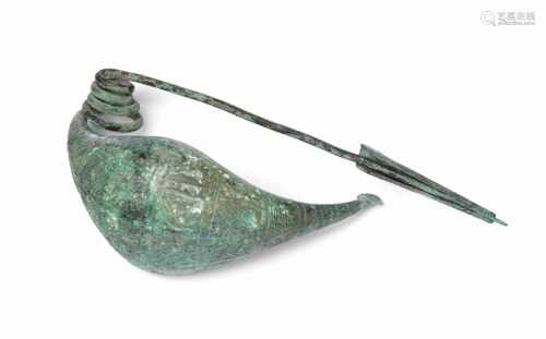 Sanguisuga-FibelEtruskisch, 8. Jh. v. C. Bronze. Ritzdekor: Geometrische Motive. L 12,9 cm. –