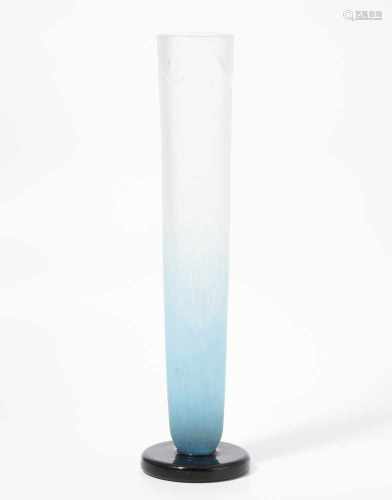SchneiderEpinay-sur-Seine, um 1930. Vase. Farbloses Glas mit hellblauen bzw. schwarzvioletten