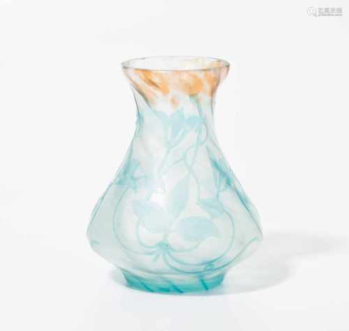 PantinPantin/Seine, um 1900. Vase. Farbloses, optisches Glas mit milchigweissen