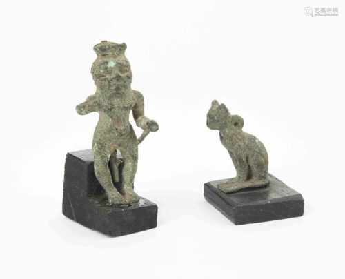 Bes-Statuette und KatzenamulettÄgypten, Spätzeit, 664–332 v. C. Bronze. Amulett in Form einer