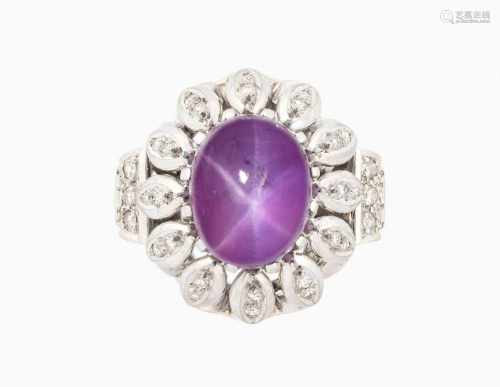 Sternsaphir-Diamant-Ring1950er Jahre. 750 Weissgold. 1 rosa Sternsaphir-Cabochon ca. 14 ct. in