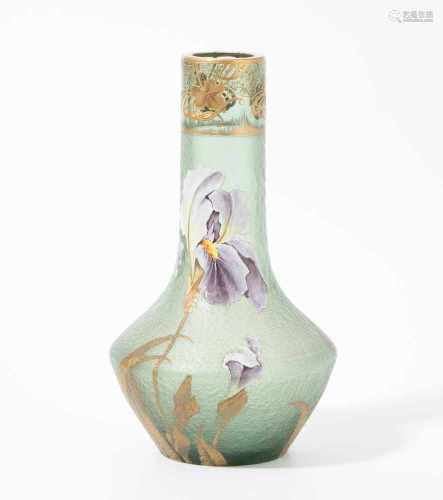 Legras/Mont JoyeSt. Denis, um 1900. Vase. Grün getöntes Glas, eisglasartig geätzt, Iris-Dekor in