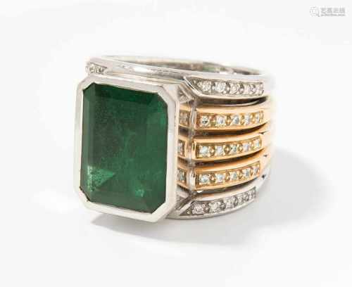 Smaragd-Brillant-Ring750 Gelb- und Weissgold. 1 fac. Smaragd ca. 7 ct und 50 Brillanten zus. ca. 0.
