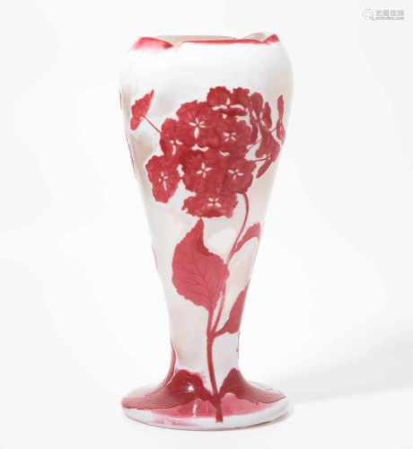 Emile GalléNancy, um 1900. Vase. Farbloses Glas mit milchigweissen Pulvereinschmelzungen, aussen