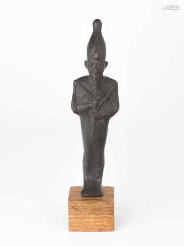 Kleine Mut-StatuetteÄgypten, Spätzeit, 664–332 v. C. Bronze. Vollguss. Stehende Figur der Göttin